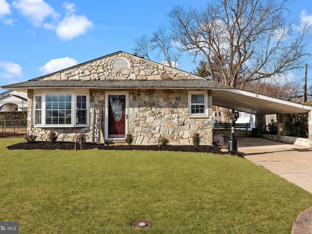 The front of a home that we bought for cash in Mercer County, New Jersey